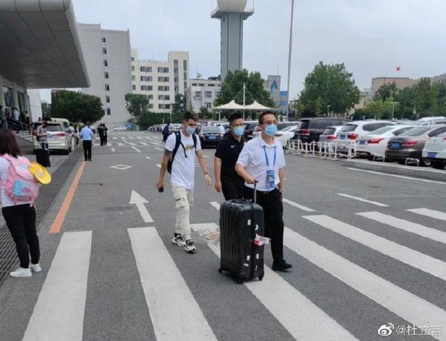 从概况上看，色采是分散的，而看过片子你就会较着感受到，它透出的不是生命活力的消失与压制这类震动心绪的传染力，而是它甚么也没有透出，仅仅是色彩与意象的平淡聚积，导演觉得，有了废墟，有了飘落的桃花，有了绿色的麦田，这类感受很好,导演俄然看到此刻天空翻卷的白云很有一种艺术氛围，加进来，看到此外很有感受的，有加进来哎呀，这下一准牛了逼了，何等适意、泼墨，何等能表示这个世界和女主角的心里世界。